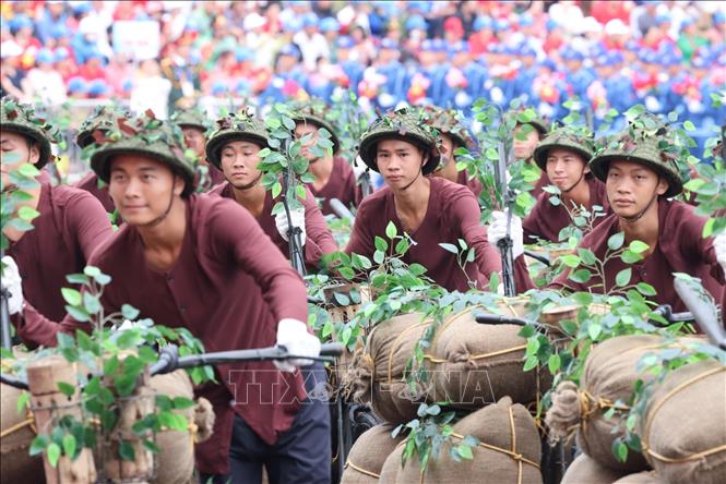 Màn diễu hành của Khối Dân công hoả tuyến. Ảnh: Lâm Khánh - TTXVN