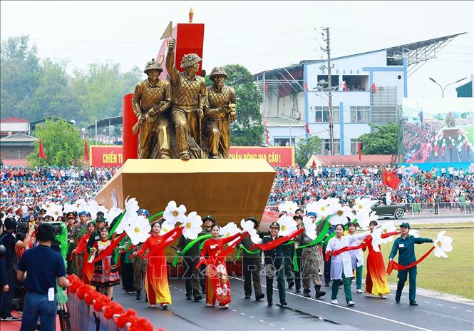 Xe mô hình Chiến thắng Điện Biên Phủ diễu hành tại Lễ kỷ niệm 70 năm Chiến thắng Điện Biên Phủ. Ảnh: Lâm Khánh - TTXVN