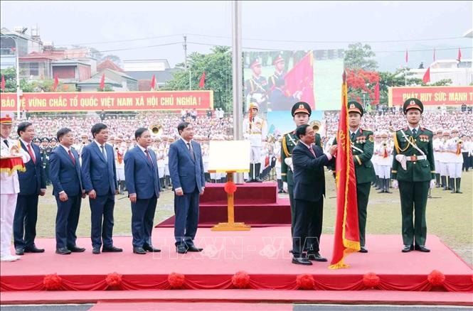 Thủ tướng Phạm Minh Chính trao Huân chương Độc lập hạng Nhất cho Đảng bộ, chính quyền và nhân dân các dân tộc tỉnh Điện Biên. Ảnh: Dương Giang - TTXVN
