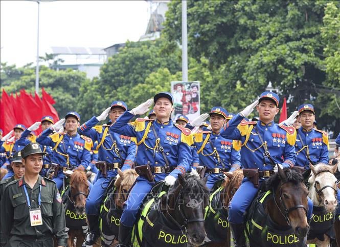 Khối Cảnh sát cơ động Kỵ binh diễu binh trên đường phố Điện Biên. Ảnh: Xuân Tư - TTXVN