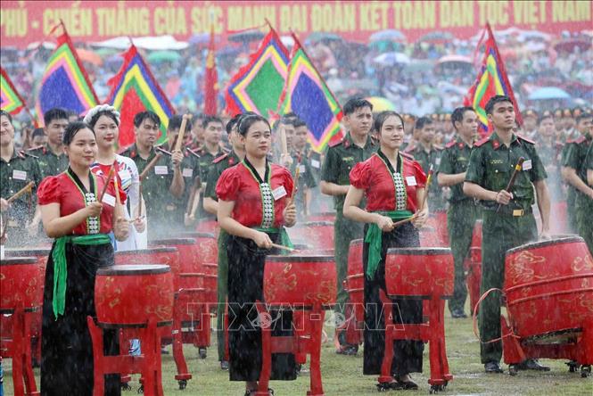 Mở màn lễ kỷ niệm là chương trình biểu diễn nghệ thuật chào mừng. Ảnh: Lâm Khánh - TTXVN