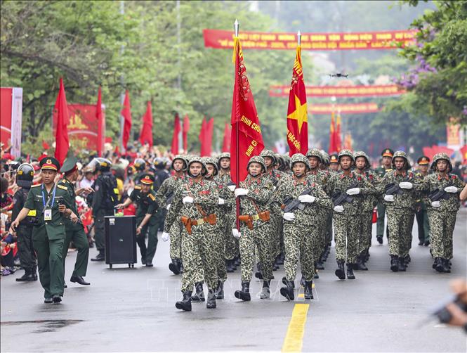 Khối sĩ quan Đặc công diễu binh trên đường phố Điện Biên. Ảnh: Xuân Tư - TTXVN