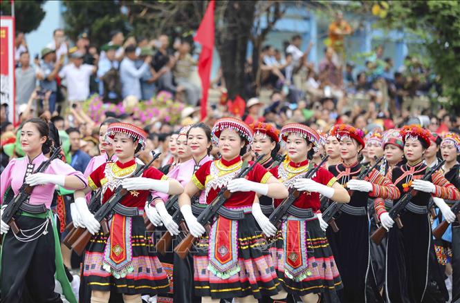 Khối nữ Dân quân các dân tộc Tây Bắc diễu hành trên đường phố Điện Biên. Ảnh: Xuân Tư - TTXVN
