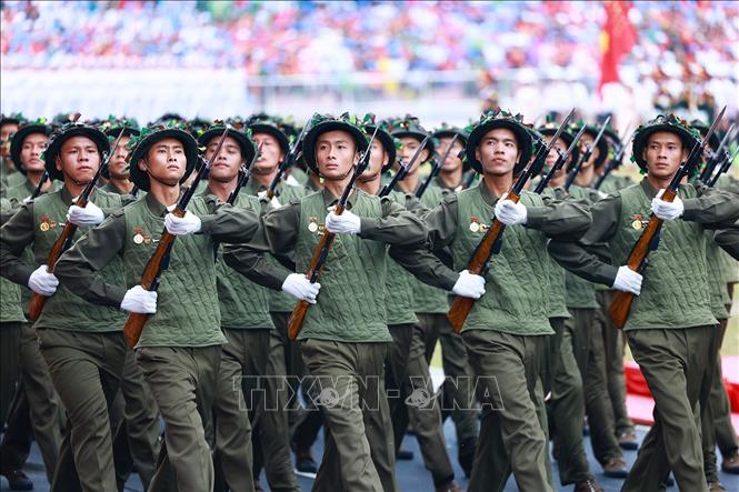 Khối Chiến sĩ Điện Biên diễu binh. Ảnh: TTXVN