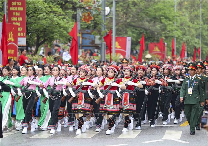 Khối nữ Dân quân các dân tộc Tây Bắc diễu hành trên đường phố Điện Biên. Ảnh: Xuân Tư - TTXVN