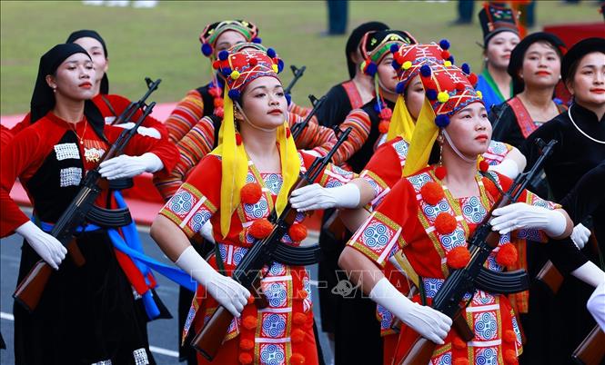 Khối nữ Dân quân các dân tộc Tây Bắc diễu binh. Ảnh: TTXVN
