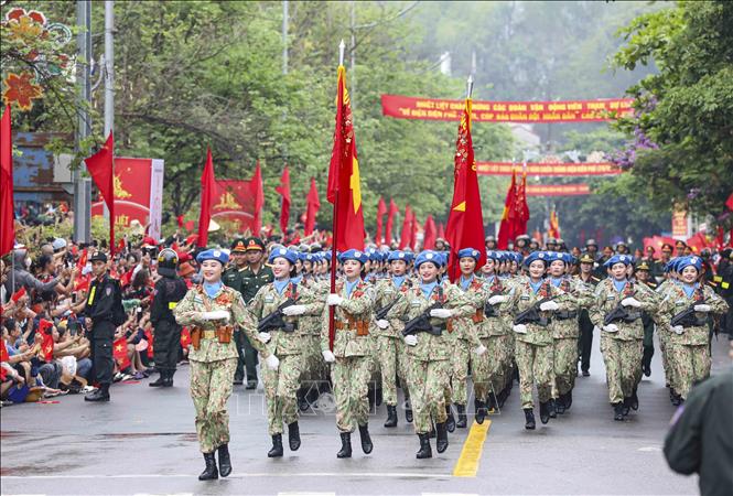 Khối Lực lượng Gìn giữ hòa bình Việt Nam diễu binh trên đường phố Điện Biên. Ảnh: Xuân Tư - TTXVN