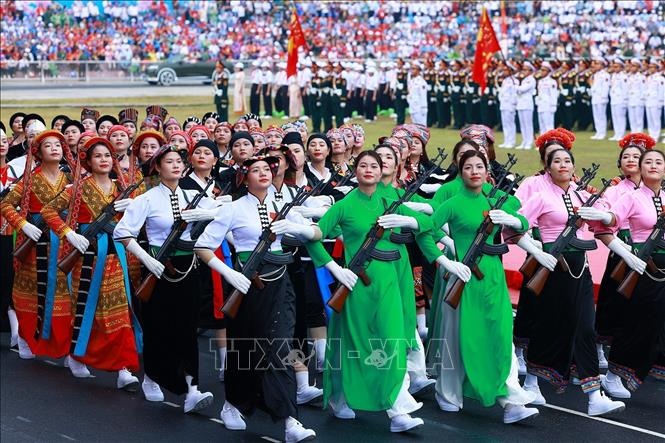 Khối nữ Dân quân các dân tộc Tây Bắc diễu binh. Ảnh: TTXVN