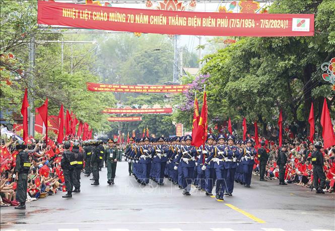 Khối sĩ quan Cảnh sát biển diễu binh trên đường phố Điện Biên. Ảnh: Xuân Tư - TTXVN