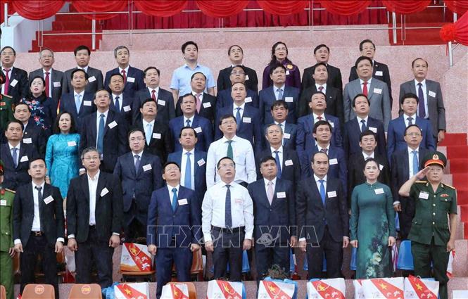 Các đại biểu thực hiện nghi lễ chào cờ. Ảnh: Lâm Khánh - TTXVN
