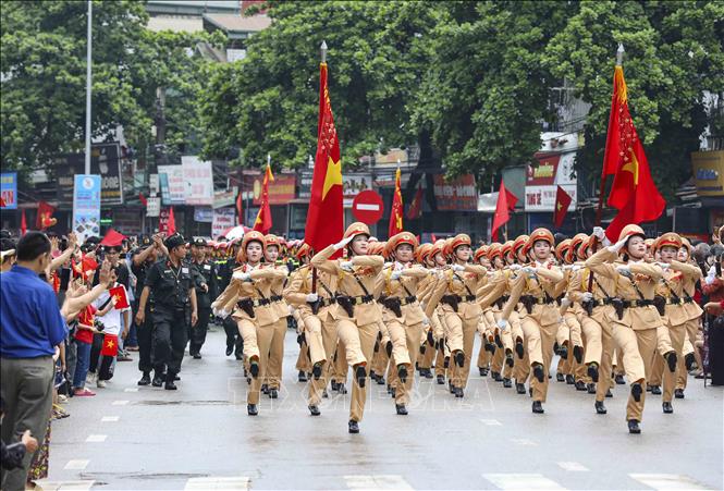 Khối nữ sĩ quan Cảnh sát giao thông diễu binh trên đường phố Điện Biên. Ảnh: Xuân Tư - TTXVN