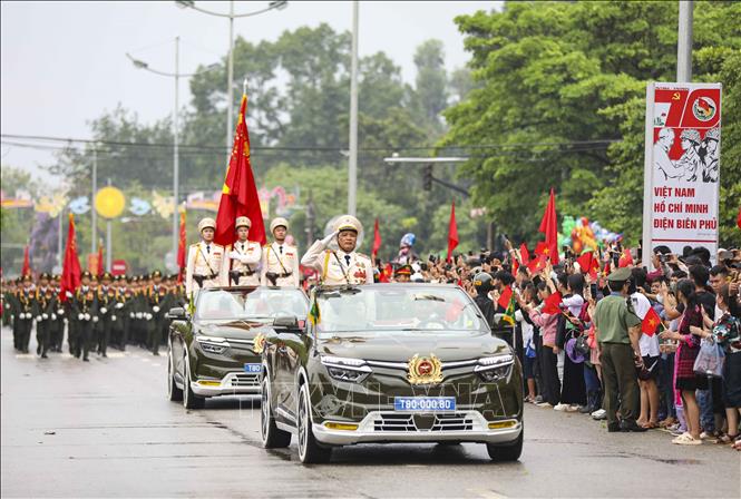 Khối Xe Chỉ huy, xe Tổ Cờ truyền thống Công an nhân dân do Thiếu tướng Lê Văn Hà, Phó Tư lệnh Cảnh sát cơ động chỉ huy diễu hành trên đường phố Điện Biên. Ảnh: Xuân Tư - TTXVN