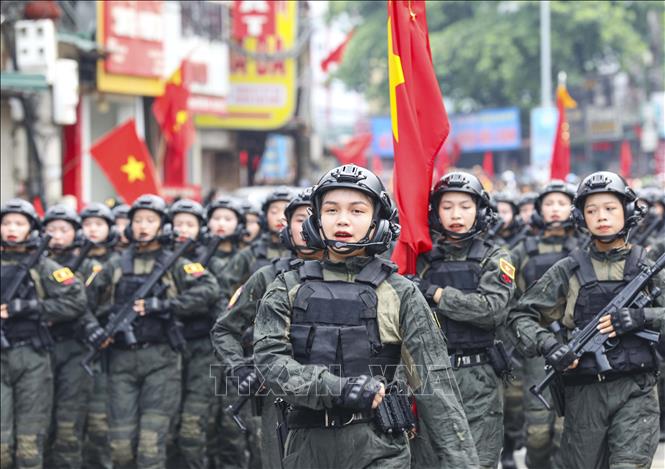 Khối nữ chiến sĩ Cảnh sát đặc nhiệm diễu binh trên đường phố Điện Biên. Ảnh: Xuân Tư - TTXVN