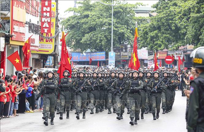 Khối nữ chiến sĩ Cảnh sát đặc nhiệm diễu binh trên đường phố Điện Biên. Ảnh: Xuân Tư - TTXVN