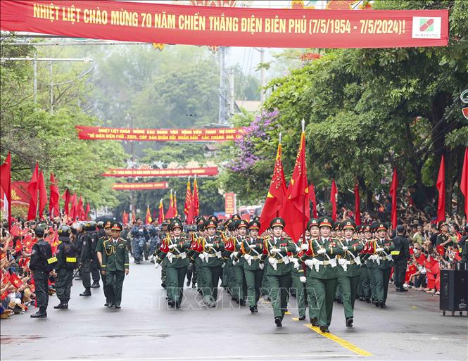 Khối nữ sĩ quan Quân y diễu binh trên đường phố Điện Biên. Ảnh: Xuân Tư - TTXVN
