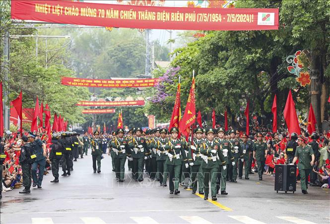 Khối sĩ quan Biên phòng diễu binh trên đường phố Điện Biên. Ảnh: Xuân Tư - TTXVN