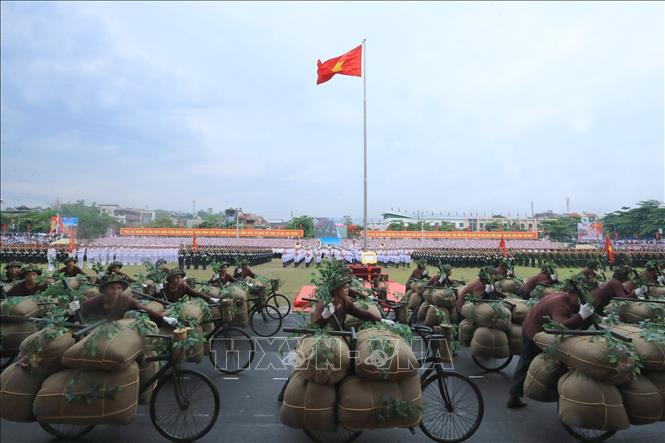 Màn diễu hành của Khối Dân công hỏa tuyến. Ảnh: Lâm Khánh - TTXVN