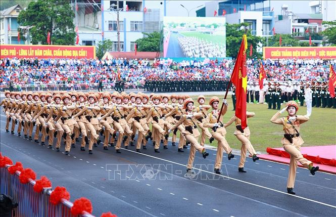 Khối nữ sĩ quan Cảnh sát giao thông diễu binh. Ảnh: Dương Giang - TTXVN