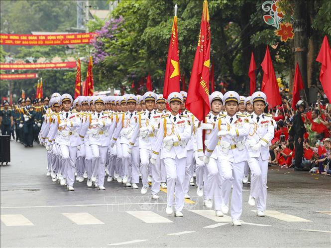 Khối nam sĩ quan Hải quân diễu binh trên đường phố Điện Biên. Ảnh: Xuân Tư - TTXVN