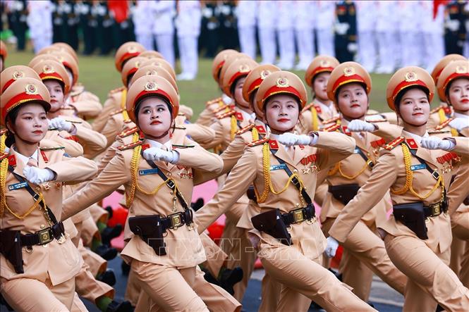 Khối nữ sĩ quan Cảnh sát giao thông diễu binh. Ảnh: Dương Giang - TTXVN