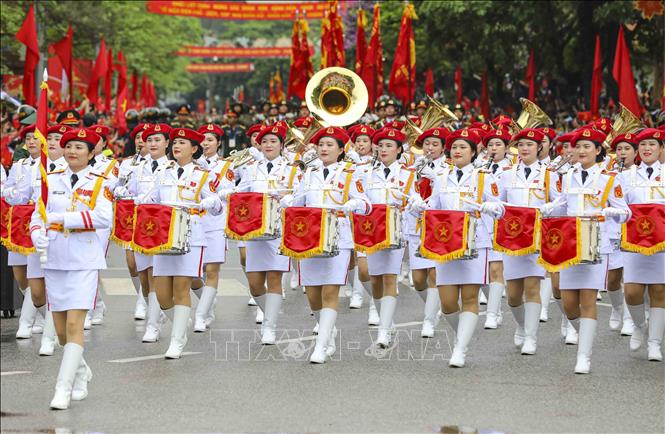 Khối nữ Quân nhạc diễu binh trên đường phố Điện Biên. Ảnh: Xuân Tư - TTXVN