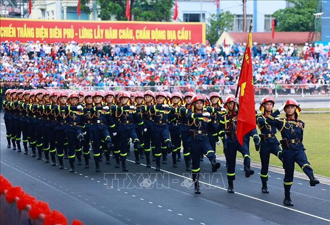 Khối Cảnh sát Phòng cháy, chữa cháy và cứu nạn, cứu hộ diễu binh. Ảnh: Dương Giang-TTXVN