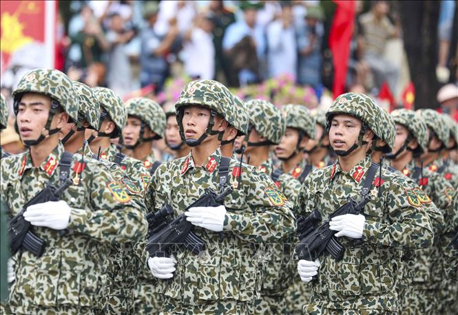 Khối sĩ quan Đặc công diễu binh trên đường phố Điện Biên. Ảnh: Xuân Tư - TTXVN