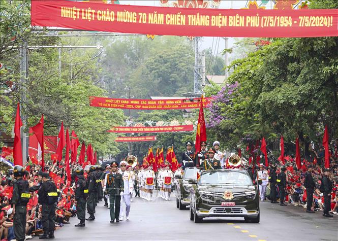 Khối Quân kỳ do Trung tướng Nguyễn Trọng Bình, Phó Tổng Tham Mưu trưởng Quân đội nhân dân Việt Nam chỉ huy diễu binh trên đường phố Điện Biên. Ảnh: Xuân Tư - TTXVN