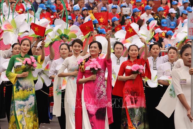 Khối Phụ nữ diễu hành. Ảnh: Lâm Khánh - TTXVN
