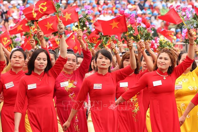 Khối Phụ nữ diễu hành. Ảnh: Lâm Khánh - TTXVN
