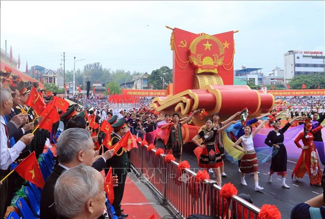 Khối Nghi trượng diễu hành qua lễ đài. Ảnh: Lâm Khánh - TTXVN