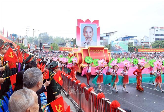 Xe rước ảnh Chủ tịch Hồ Chí Minh diễu hành qua lễ đài. Ảnh: Lâm Khánh - TTXVN