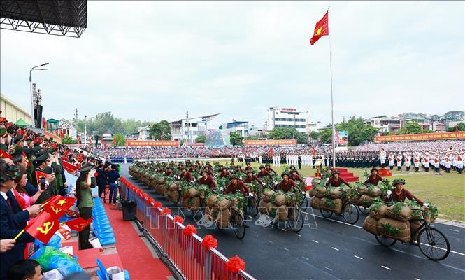 Màn diễu hành của Khối Dân công hỏa tuyến. Ảnh: Dương Giang - TTXVN