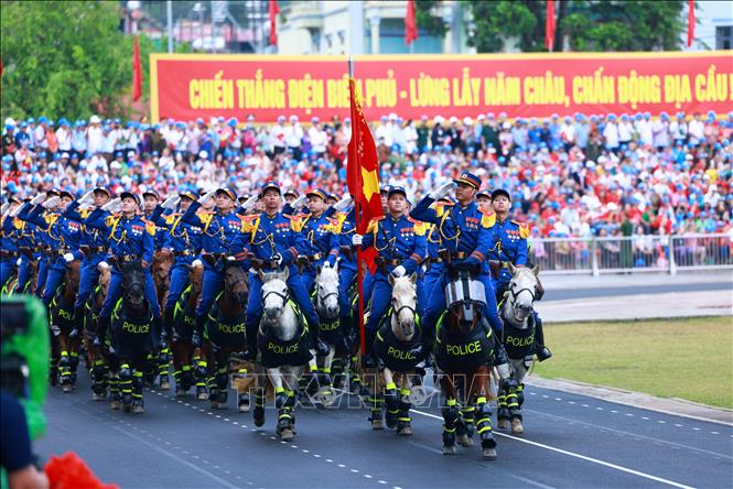 Khối Cảnh sát cơ động Kỵ binh diễu binh. Ảnh: Dương Giang - TTXVN