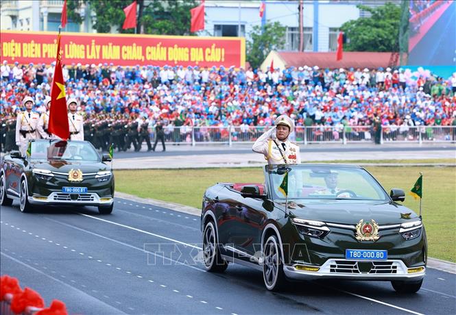 Khối Xe Chỉ huy, xe Tổ Cờ truyền thống Công an nhân dân do Thiếu tướng Lê Văn Hà, Phó Tư lệnh Cảnh sát cơ động chỉ huy diễu qua lễ đài. Ảnh: Dương Giang - TTXVN