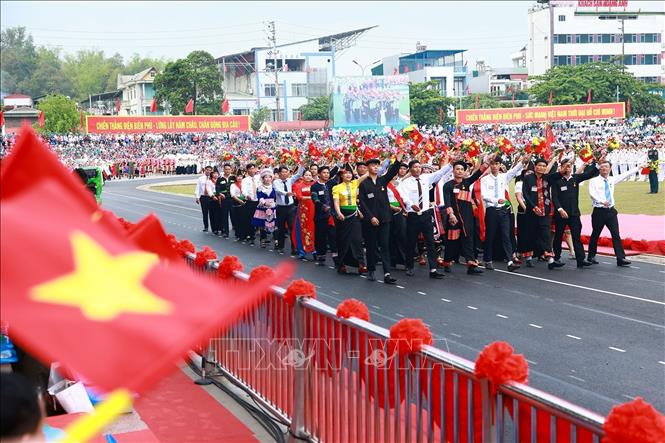 Khối các dân tộc Tây Bắc diễu hành. Ảnh: Dương Giang-TTXVN
