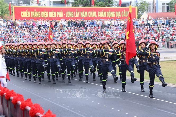 Khối Cảnh sát PCCC và cứu nạn, cứu hộ diễu binh. Ảnh: Lâm Khánh - TTXVN

