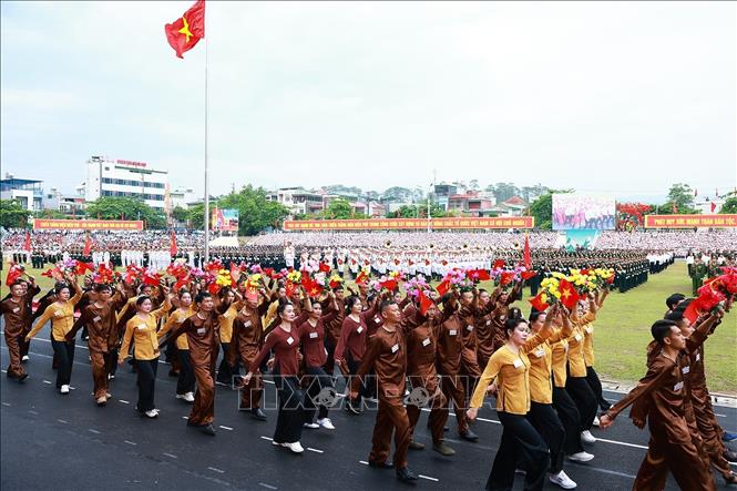 Khối nông dân diễu hành. Ảnh: Dương Giang-TTXVN
