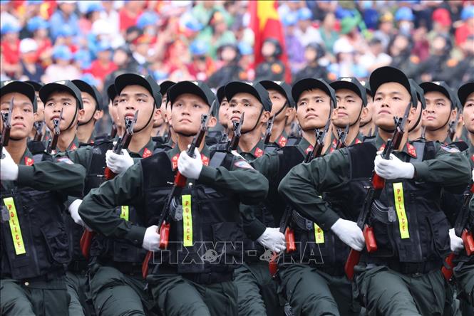 Khối nam chiến sĩ Cảnh sát cơ động diễu binh. Ảnh: Lâm Khánh - TTXVN