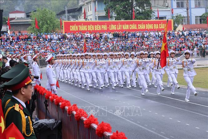 Khối nam sĩ quan Hải quân diễu binh. Ảnh: Lâm Khánh - TTXVN