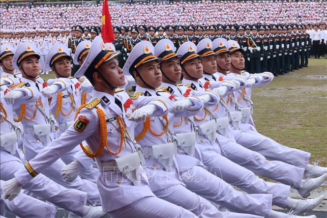 Khối nam sĩ quan Hải quân diễu binh. Ảnh: Lâm Khánh - TTXVN