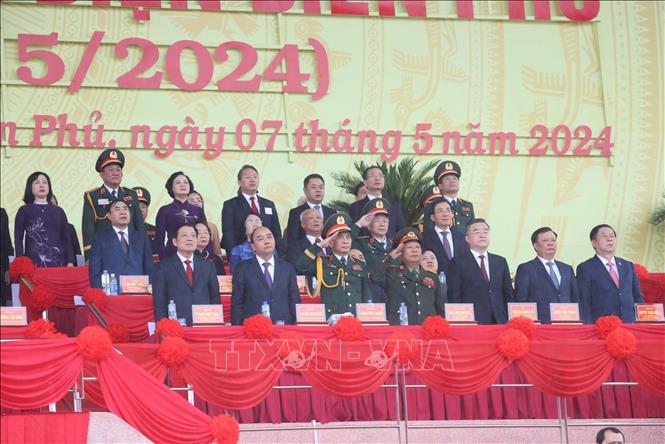 Các đại biểu thực hiện nghi lễ chào cờ. Ảnh: Lâm Khánh - TTXVN