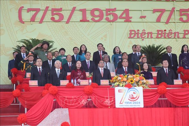 Các đại biểu thực hiện nghi lễ chào cờ. Ảnh: Lâm Khánh - TTXVN