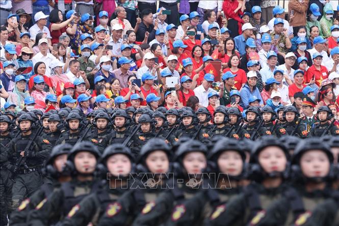Khối nữ chiến sĩ Cảnh sát đặc nhiệm diễu binh. Ảnh: Lâm Khánh - TTXVN