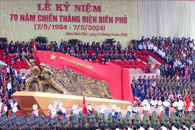 Các đại biểu dự lễ kỷ niệm 70 năm Chiến thắng Điện Biên Phủ. Ảnh: Tuấn Anh - TTXVN
