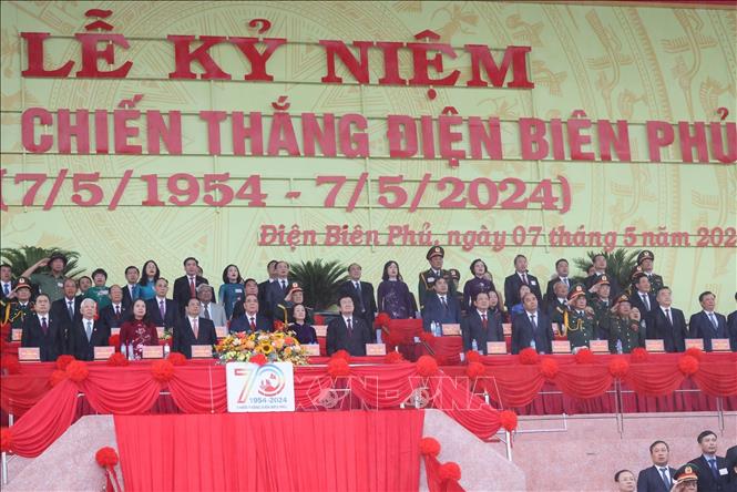 Các đại biểu thực hiện nghi lễ chào cờ. Ảnh: Lâm Khánh - TTXVN