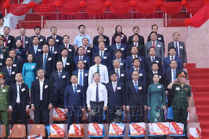 Các đại biểu thực hiện nghi lễ chào cờ. Ảnh: Lâm Khánh - TTXVN