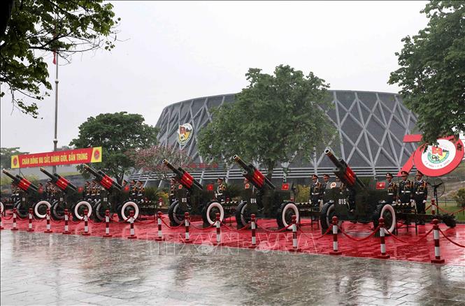 Lễ kỷ niệm bắt đầu bằng 21 loạt pháo trên nền Quốc thiều nước Cộng hòa xã hội chủ nghĩa Việt Nam. Ảnh: Trung Kiên - TTXVN