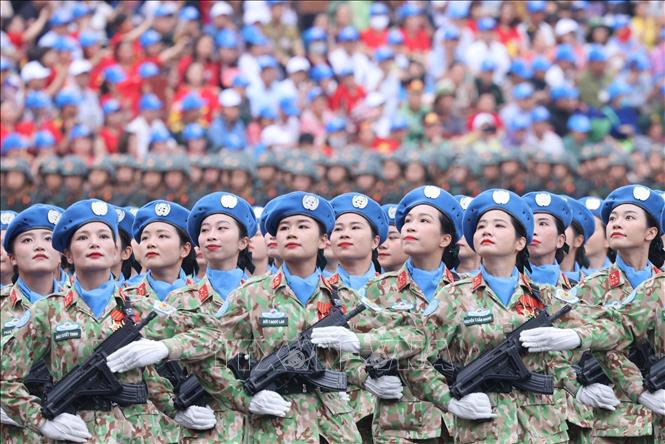 Khối nữ sĩ quan Lực lượng Gìn giữ hòa bình diễu binh. Ảnh: Lâm Khánh - TTXVN