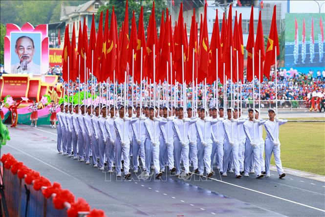 Màn diễu hành của Khối cờ Đảng, cờ Tổ quốc. Ảnh: Dương Giang-TTXVN